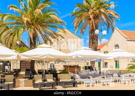 La ville de Trogir, Croatie - SEP 6, 2017 : : restaurant des tables avec parasols dans la vieille ville de Trogir, aux beaux jours de l'été, la Dalmatie, Croatie. Banque D'Images