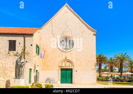 Bâtiment de l'église dans la vieille ville de Trogir aux beaux jours de l'été, la Dalmatie, Croatie Banque D'Images