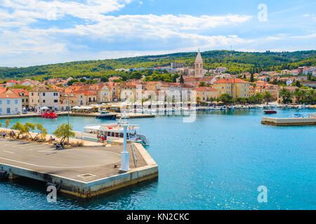 Pier à Supetar port avec ses maisons colorées et bateaux, île de Brac, Croatie Banque D'Images
