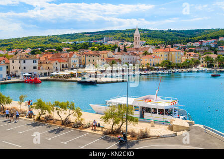 PORT DE SUPETAR, île de Brac - SEP 7, 2017 : Pier à Supetar port avec ses maisons colorées et bateaux, île de Brac, Croatie. Banque D'Images