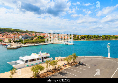 PORT DE SUPETAR, île de Brac - SEP 7, 2017 : Pier à Supetar port avec ses maisons colorées et bateaux, île de Brac, Croatie. Banque D'Images