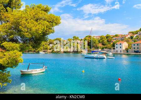 Bateau à voile et pêche en mer dans la baie magnifique Splitska village sur l''île de Brac, Croatie Banque D'Images