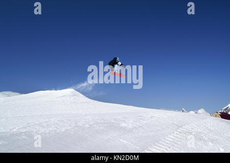 Snowboarder jump dans parc acrobatique à ski aux beaux jours d'hiver. Montagnes du Caucase, région Chelyabinsk. Banque D'Images