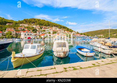 L'amarrage des bateaux de pêche dans le port pittoresque de Supetar, île de Brac, Croatie Banque D'Images