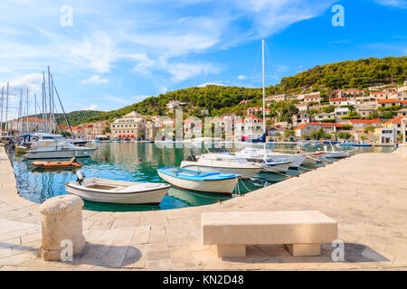 L'amarrage des bateaux de pêche dans le port pittoresque de Supetar, île de Brac, Croatie Banque D'Images