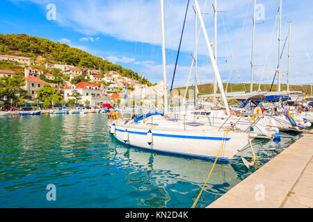 L'amarrage des bateaux à voile dans le pittoresque port de Supetar, île de Brac, Croatie Banque D'Images