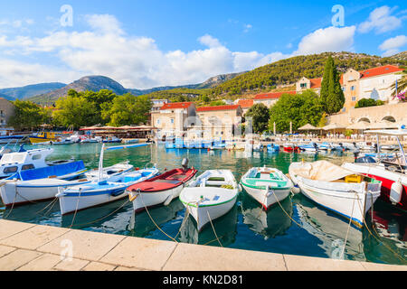 Bateaux de pêche colorés typiques de port à Bol, sur l''île de Brac, Dalmatie, Croatie Banque D'Images