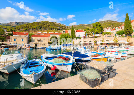 Paniers avec des filets de pêche et de bateaux dans le port de Bol, sur l''île de Brac, Dalmatie, Croatie Banque D'Images