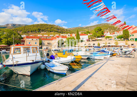 Bateaux de pêche colorés typiques de port à Bol, sur l''île de Brac, Dalmatie, Croatie Banque D'Images