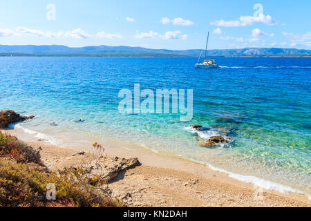 La voile en catamaran le long de belle plage, près de plage de Zlatni Rat à Bol, sur l''île de Brac en été, Croatie Banque D'Images