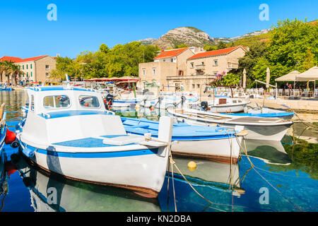 Avis de Bol port avec bateaux de pêche sur l'île de Brac, Croatie Banque D'Images