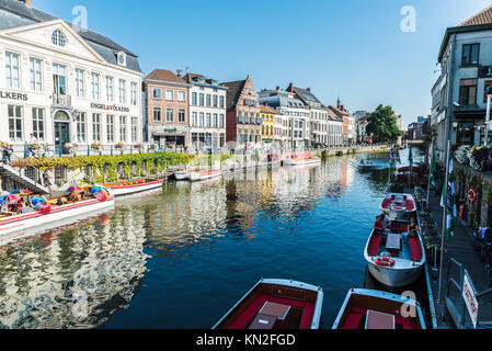 Gand, Belgique - 29 août 2017 : les vieilles maisons et bateaux le long de la rivière de la Lys avec les gens autour de la ville médiévale de Gand, Belgique Banque D'Images