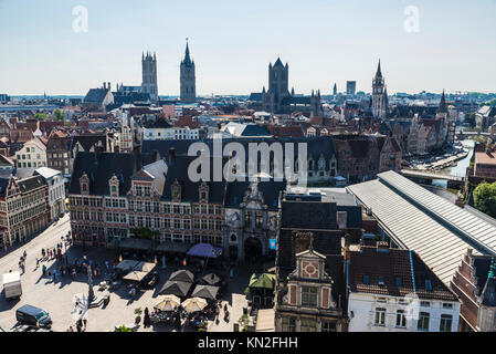 Gand, Belgique - 29 août 2017 : vue sur la vieille ville de la ville historique de Gand en Belgique avec les gens autour de Banque D'Images