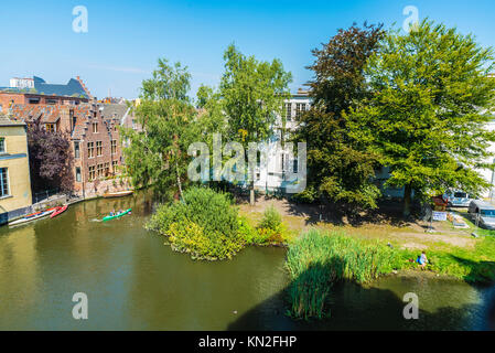 Gand, Belgique - 29 août 2017 : les vieilles maisons le long de la rivière de la Lys avec les gens autour de la ville médiévale de Gand, Belgique Banque D'Images