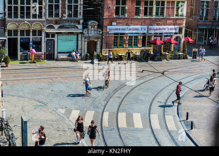 Gand, Belgique - 29 août 2017 : vue sur la vieille ville de la ville médiévale de Gand en Belgique des personnes qui se Banque D'Images