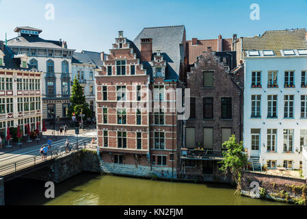 Gand, Belgique - 29 août 2017 : les vieilles maisons le long de la rivière de la Lys avec les gens autour de la ville médiévale de Gand, Belgique Banque D'Images