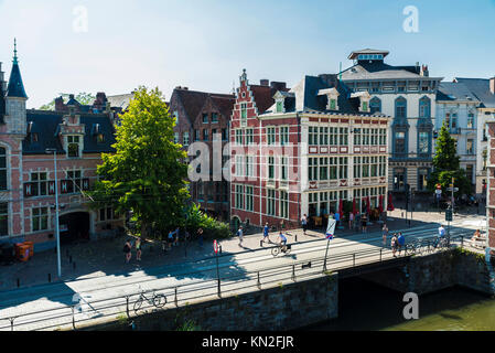 Gand, Belgique - 29 août 2017 : Pont sur la rivière de la Lys avec les gens autour de la ville médiévale de Gand, Belgique Banque D'Images