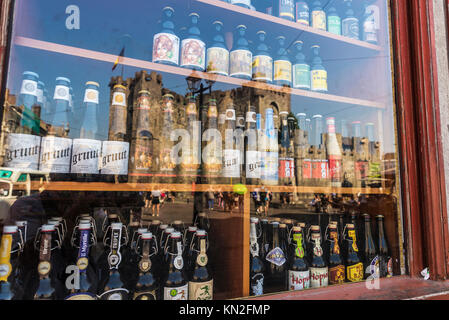 Gand, Belgique - 29 août 2017 : Vitrine d'un magasin de bière avec le reflet de l'Gravensteen château médiéval dans un vieux centre historique de la med Banque D'Images