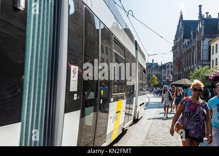 Gand, Belgique - 29 août 2017 : Tram circulent et les gens qui marchent dans un vieux centre historique de la ville médiévale de Gand, Belgique Banque D'Images