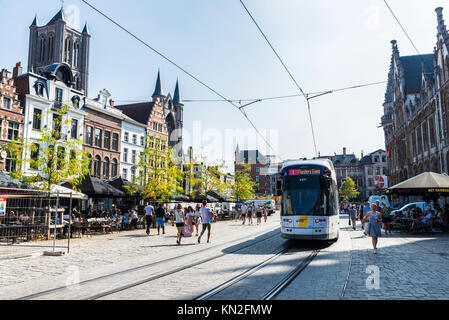 Gand, Belgique - 29 août 2017 : Tram circulent et les gens qui marchent dans un vieux centre historique de la ville médiévale de Gand, Belgique Banque D'Images