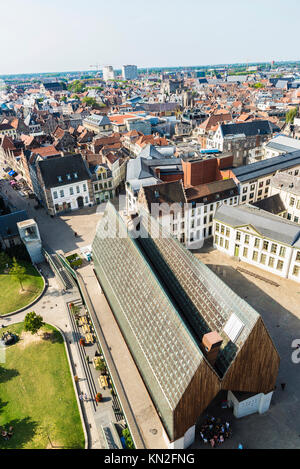 Gand, Belgique - 29 août 2017 : vue sur le Stadshal avec personnes à pied dans la vieille ville de la ville médiévale de Gand, Belgique Banque D'Images