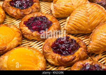 Petits pains de pâte feuilletée sur les étagères de boulangerie Banque D'Images