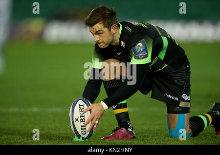 Northampton Saints' Stephen Myler aligne une pénalité au cours de la Coupe des Champions d'Europe de Rugby, piscine deux match à Franklin's Gardens, Northampton. Banque D'Images