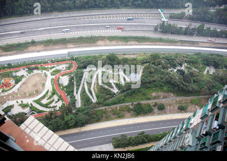 6 décembre 2011 : Hong Kong. Vue sur parc nord à partir d'un étage élevé dans les immeubles à appartements de Tung Chung Banque D'Images