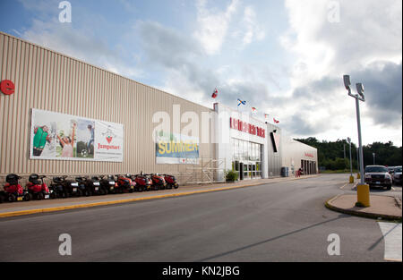 24 juillet 2013 à New Minas, Nouvelle-Écosse, la devanture de Canadian Tire avec campagne JumpStart et tondeuses Banque D'Images