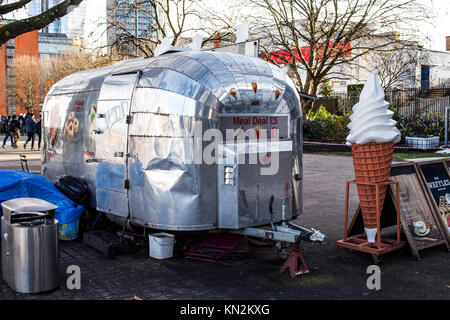 Vendeur de rue, vendeur de nourriture dans un style américain des années 1950 Caravane Acier London Bankside Banque D'Images