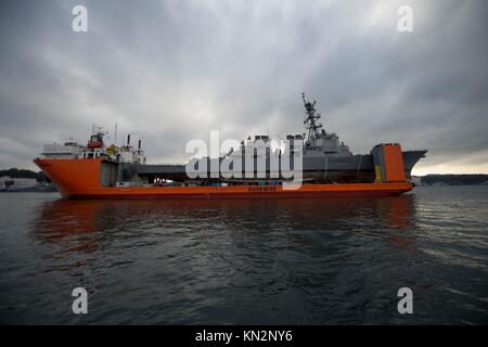 Le destroyer à missiles guidés USS Fitzgerald de la classe Arleigh Burke de l'US Navy quitte les activités de la flotte Yokosuka à bord du navire de transport lourd Curacaoan MV Transshelf le 1er décembre 2017 à Yokosuka, au Japon. (Photo de Benjamin Dobbs via Planetpix) Banque D'Images