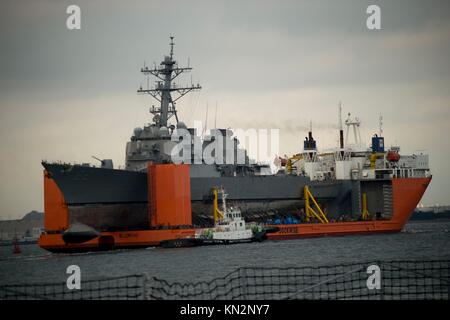 La marine américaine de la classe Arleigh Burke destroyer lance-missiles USS Fitzgerald s'écarte des activités à bord de la flotte de Yokosuka de transport lourd curacaoan mv transshelf décembre 1, 2017 à Yokosuka, Japon. (Photo de benjamin dobbs par planetpix) Banque D'Images