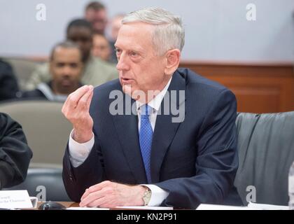 Le secrétaire américain à la Défense James Mattis s'exprime lors du Conseil des dirigeants du Département de la Défense au Pentagone le 1er novembre 2017 à Washington DC (photo de Dominique A. Pineiro via Planetpix) Banque D'Images