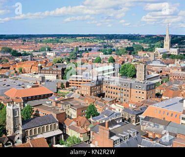 Norwich City et la cathédrale avec la campagne environnante à l'extrême distance, Norwich. Norfolk, Angleterre, Royaume-Uni Banque D'Images