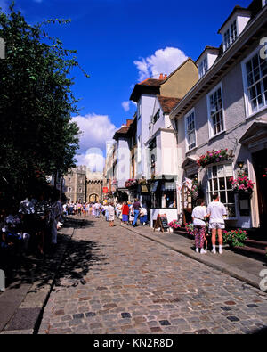 La rue médiévale pavée de l'église avec le château de Windsor au loin, Church Street, Windsor, Berkshire, Angleterre, Royaume-Uni Banque D'Images