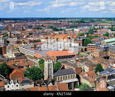 Vue aérienne sur un parking de plusieurs étages du centre-ville, Norwich. Norfolk, Angleterre, Royaume-Uni Banque D'Images