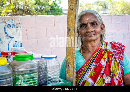Négociant rue féminins posant pour une photo sur le côté de son étal Banque D'Images
