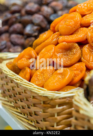 Les abricots séchés dans un panier sur le comptoir boutique orientale Banque D'Images