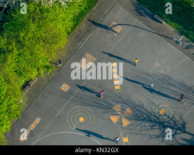 Terrain de basket-ball, parc suis Ingenhammershof, dvd, dessins de l'ombre sur l'asphalte de la rue, peinture, Neumühler Straße, près de Landschaftspark Kochstraße, Banque D'Images