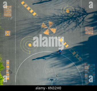 Terrain de basket-ball, parc suis Ingenhammershof, dvd, dessins de l'ombre sur l'asphalte de la rue, peinture, Neumühler Straße, près de Landschaftspark Kochstraße, Banque D'Images