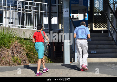 Les personnes entrant dans la hâte à la gare centrale de Tuggerah, Coast, NSW Australie Banque D'Images