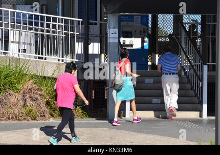 Les personnes entrant dans la hâte à la gare centrale de Tuggerah, Coast, NSW Australie Banque D'Images