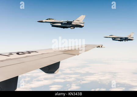 Deux chasseurs F-16 de la Royal Netherlands Air Force pendant la mission d'un pétrolier avec un KDC-10 sur la mer du Nord. Banque D'Images