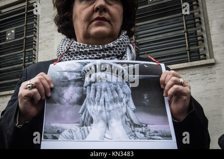 Rome, Italie. 09Th Dec, 2017. Les manifestants crier des slogans au cours d'une manifestation contre le président américain, Donald Trump's reconnaissance de Jérusalem comme capitale d'Israël en face de l'ambassade des États-Unis. Credit : Andrea Ronchini/Pacific Press/Alamy Live News Banque D'Images