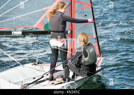 Lake Macquarie, Australie - 16 avril. 2013 : Les enfants qui se font concurrence sur les combinés à l'école australienne de haut. Jeunes concurrents racing Banque D'Images