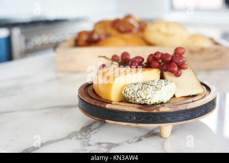 Assiette de fromage en cuisine de style ferme à Venise, en Californie. Banque D'Images