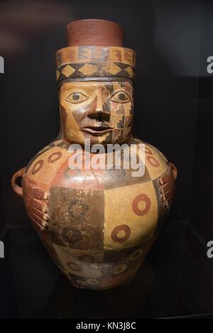 Céramique Péruvienne à l'affiche au musée du site de Pachacamac, Lima, Pérou Banque D'Images