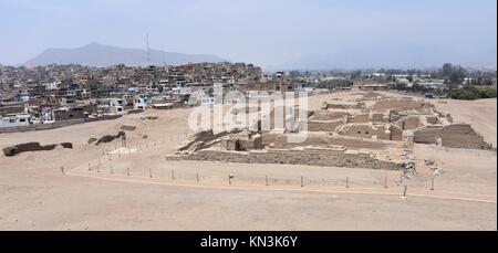 Développement du logement urbain dans le désert près du site archéologique de Pachacamac. Lima, Pérou Banque D'Images