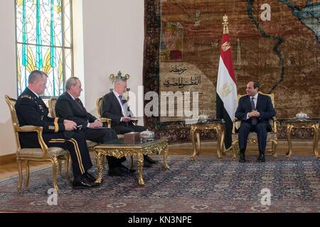 Le Secrétaire à la défense américain James Mattis se réunit avec le président égyptien Abdel Fattah al-Sisi le 2 décembre 2017 au Caire, Égypte. (Photo par Amber I. Smith par Planetpix) Banque D'Images