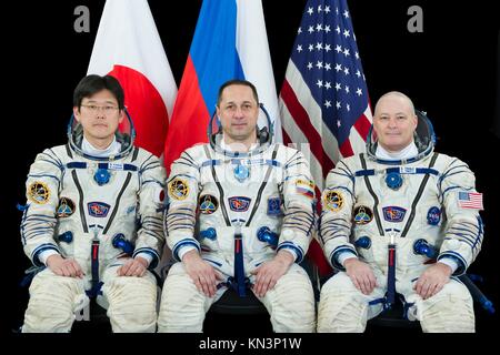 Portrait officiel de l'expédition spatiale internationale de la NASA 54-55 premiers membres d'équipage (G-d) L'astronaute japonais Norishige Kanai de l'Agence japonaise d'exploration aérospatiale (JAXA), le cosmonaute russe Anton Shkaplerov de Roscosmos et l'astronaute américain Scott Tingle au Johnson Space Center le 7 avril 2017 à Houston, Texas. (Photo de NASA photo via Planetpix) Banque D'Images